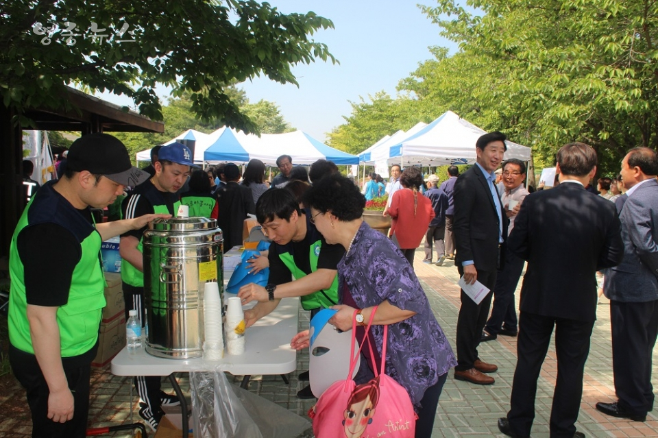 ▲영종 쌈지놀이터 개소식에 참석하는 주민, 따뜻한 차한잔과 함께 , 푸르미봉사단의 차봉사 모습