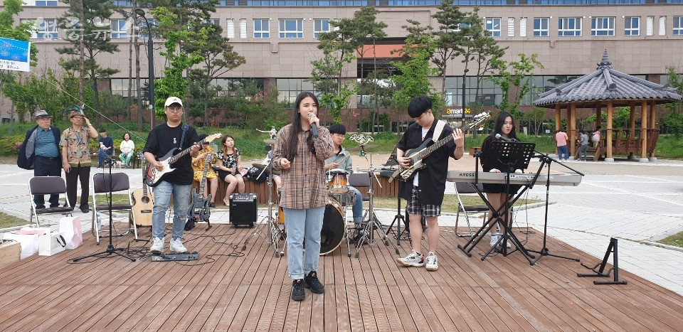 ▲동그라미밴드(서울시 고교연합)의 축하공연