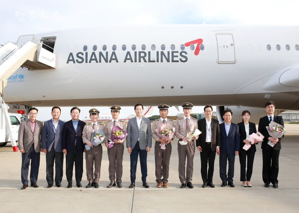10월16일(수) 오후 인천국제공항에서 진행된 A350 10호기 도입행사에서 아시아나항공 한창수 사장(왼쪽에서 6번째)과 임직원들이 기념사진을 찍고 있다