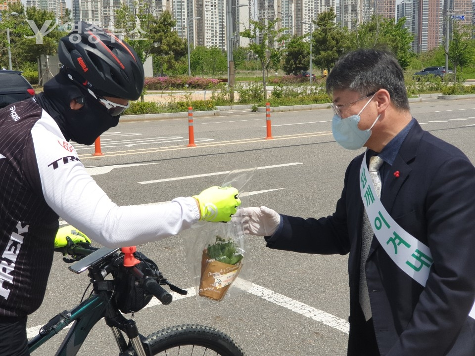 홍인성 중구청장, 자전가 타고 온 주민에게 화분 전달