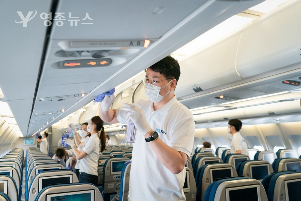 대한항공은 6월 29일 오전 서울 강서구 대한항공 본사 격납고에서  조원태 한진그룹 회장을 비롯한 임직원 30여명이 참여해  고객들에게 안전한 기내환경을 제공하기 위해 A330항공기 기내 소독을 실시 했다.