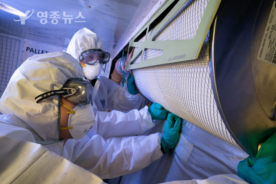서울시 강서구 공항동 소재 대한항공 본사 격납고에서 보잉 747-8i 항공기 헤파 필터를 교체하고 있는 모습