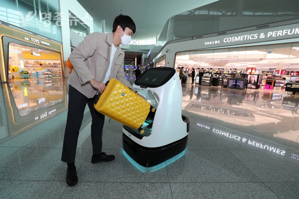 인천국제공항공사는 14일부터 실내 자율주행 전동차 및 카트로봇을 세계 공항 최초로 시범 도입해 여객 편의를 향상시킬 계획이라고 밝혔다. 사진은 인천공항 제2여객터미널 출국장에서 자율주행 카트로봇을 이용하고 있는 모습.