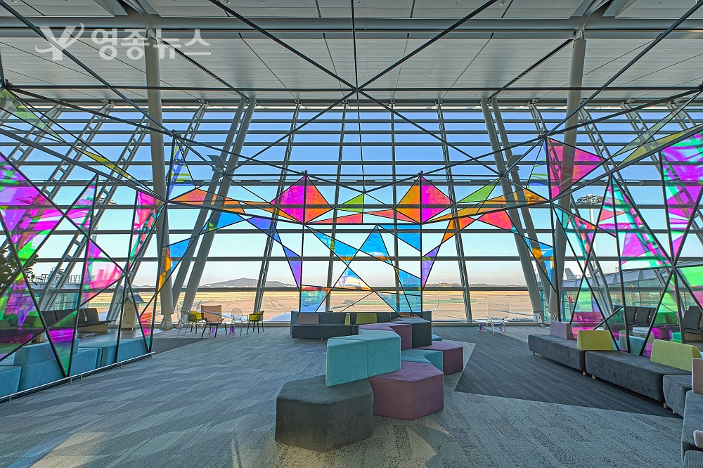 인천공항 제1여객터미널 면세지역 16번 탑승구 인근에 새롭게 조성된 복합문화휴게공간 스타디움(Star-Dium)의 모습