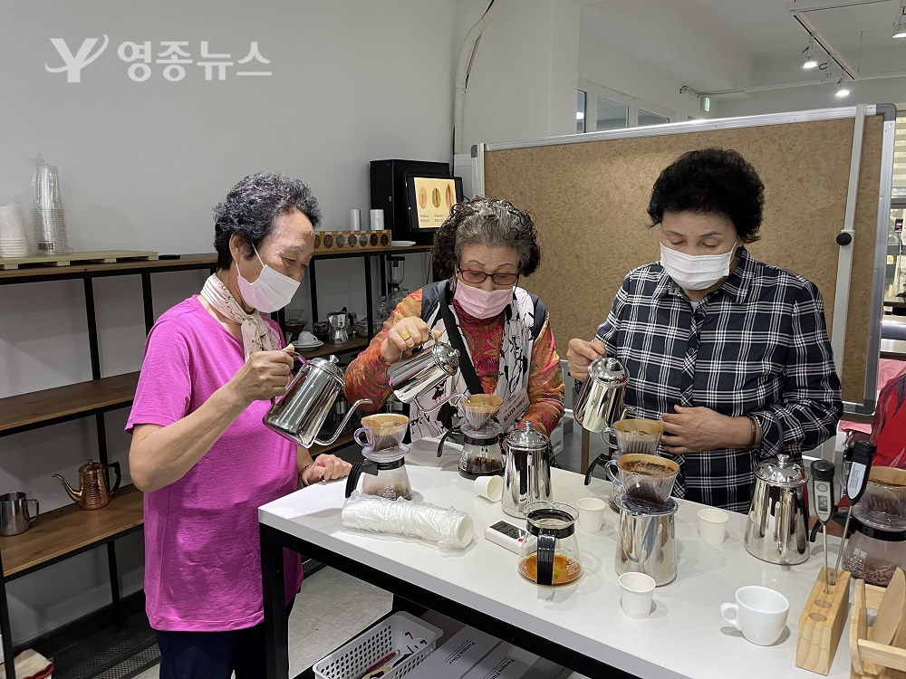 경로당 회원과 함께하는‘커피 만들기 체험’진행