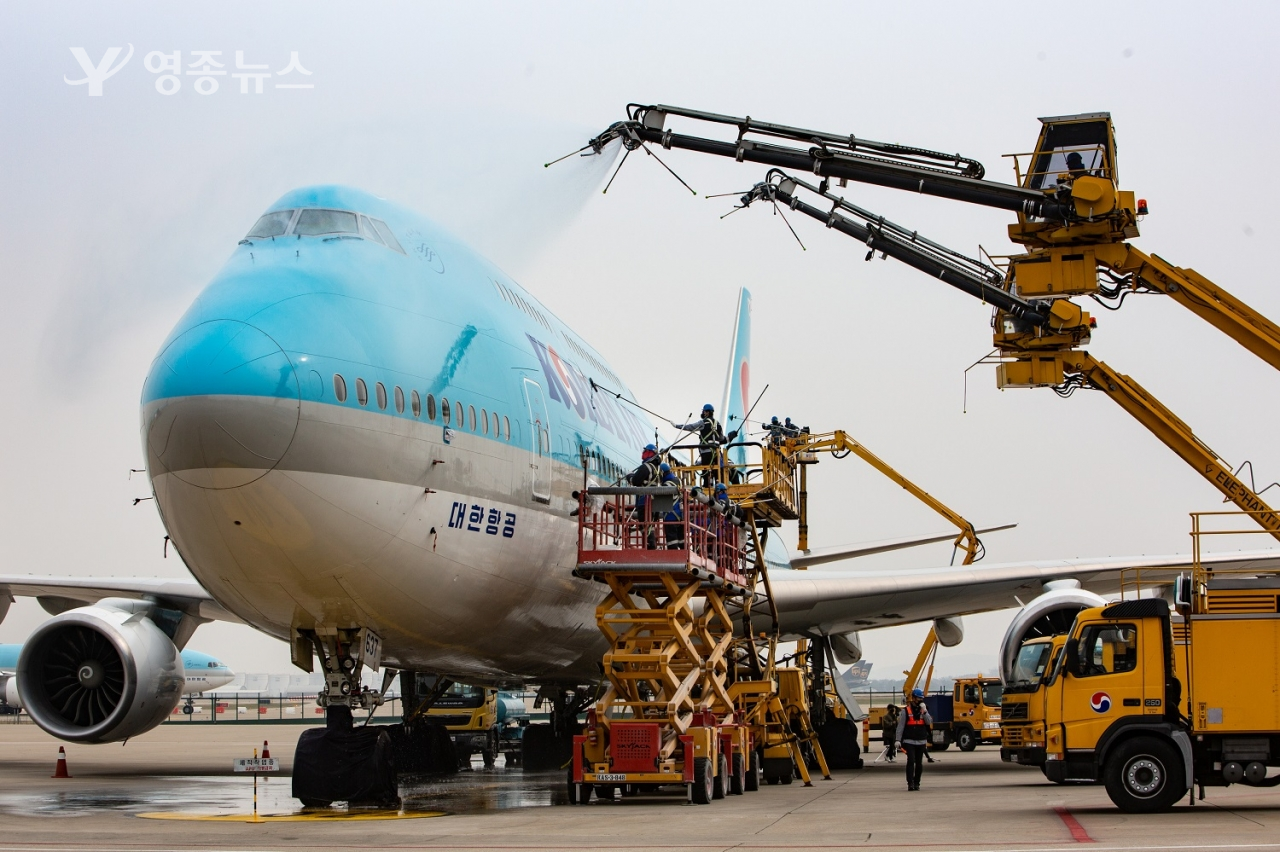 4월 18일(월) 인천국제공항에 위치한 대한항공 정비 격납고에서 보잉747-8i 항공기 세척을 실시하고 있는 모습
