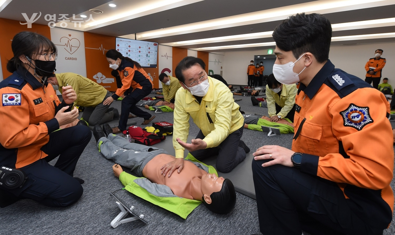 유정복 인천광역시장이 6일 인천국민안전체험관에서 심폐소생술(CPR) 실습을 하고 있다.
